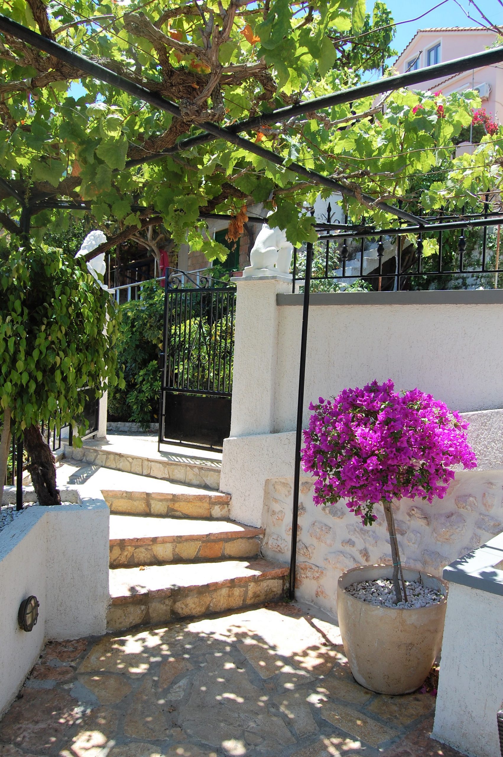Entrance and courtyard of Bay View house for rent in Vathi