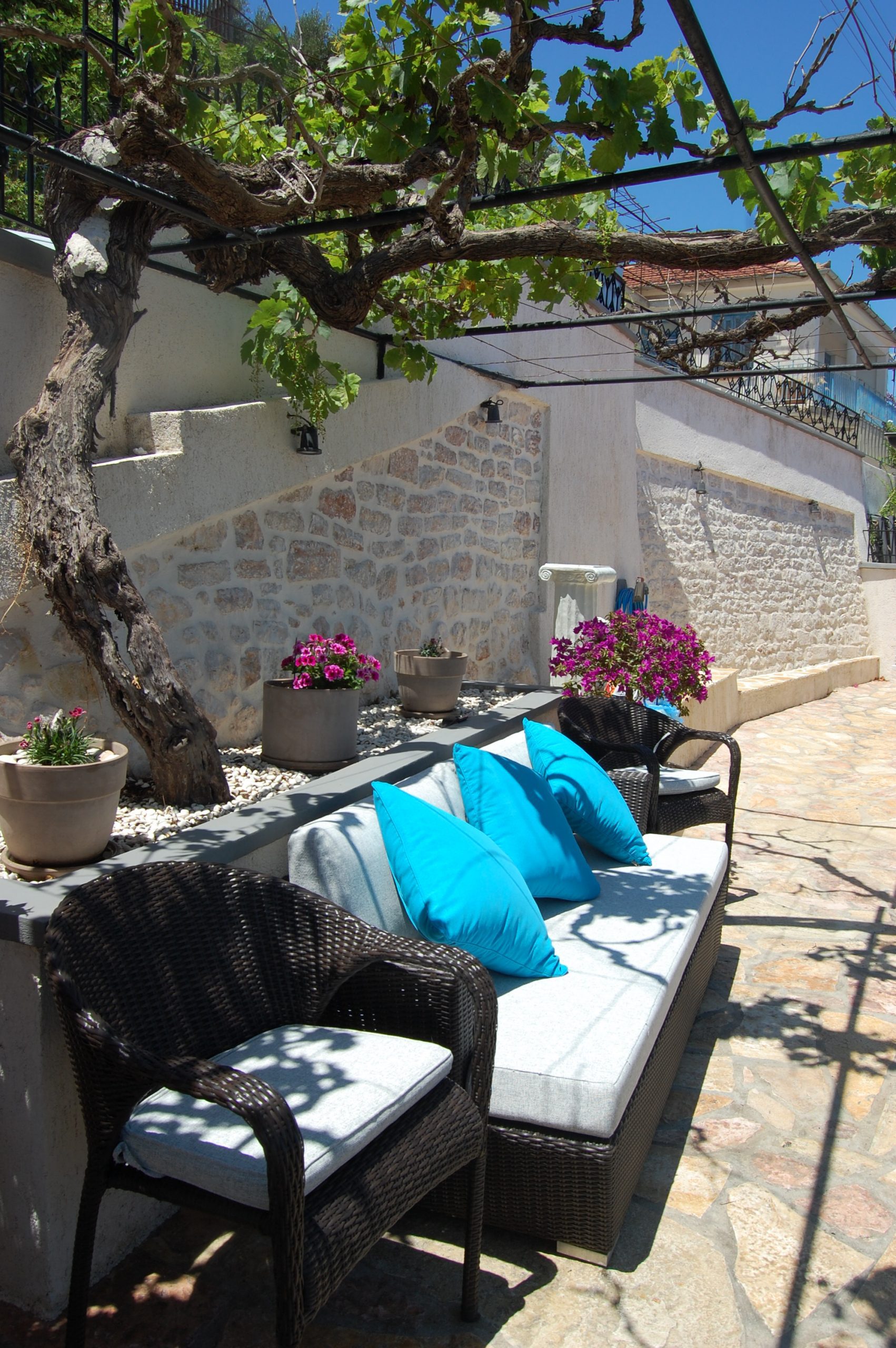 Entrance and courtyard of Bay View house for rent in Vathi