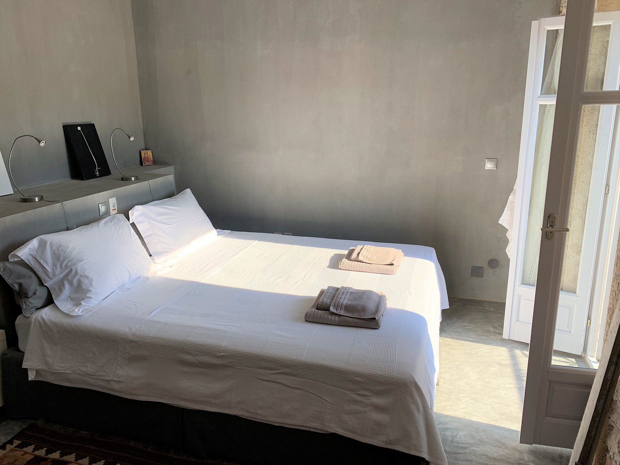 Bedroom with en-suite bathroom at Villa Kalos for rent, Ithaca Greece Lahos