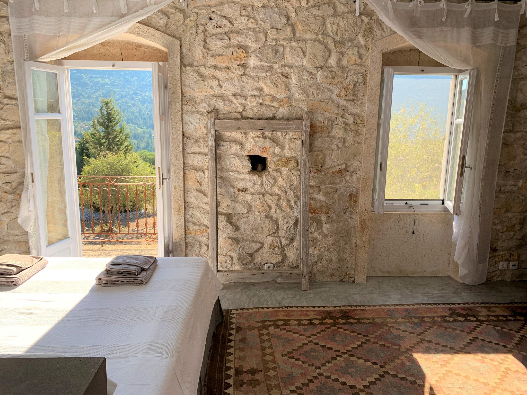 Bedroom with en-suite bathroom at Villa Kalos for rent, Ithaca Greece Lahos