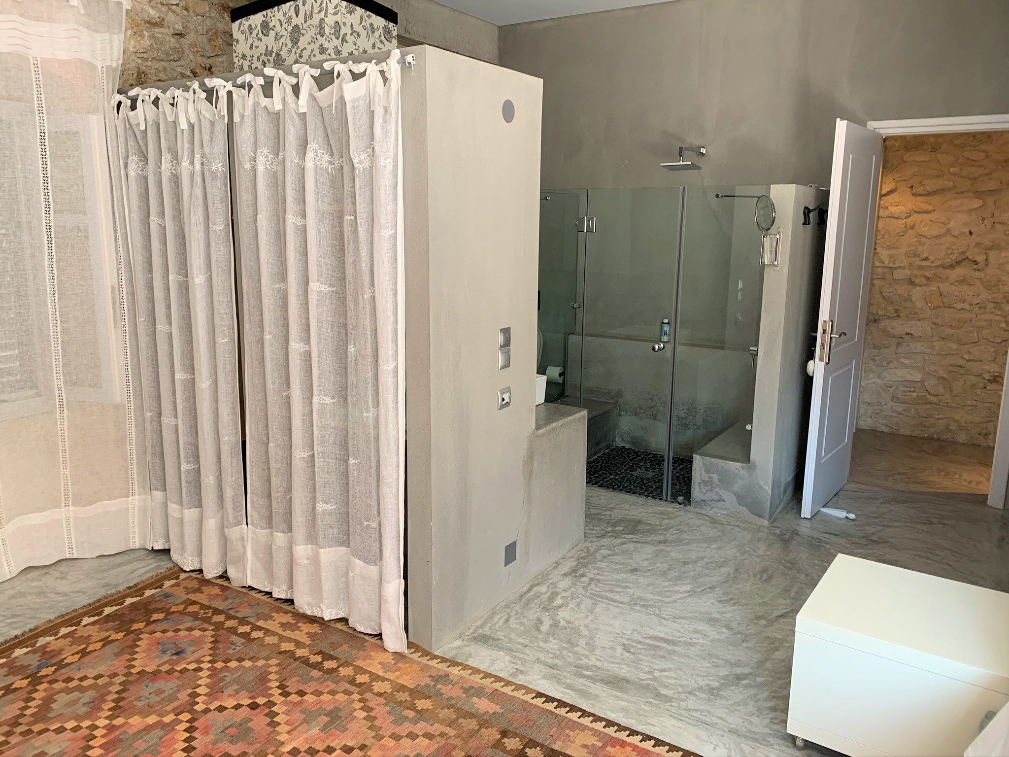 Bedroom with en-suite bathroom at Villa Kalos for rent, Ithaca Greece Lahos