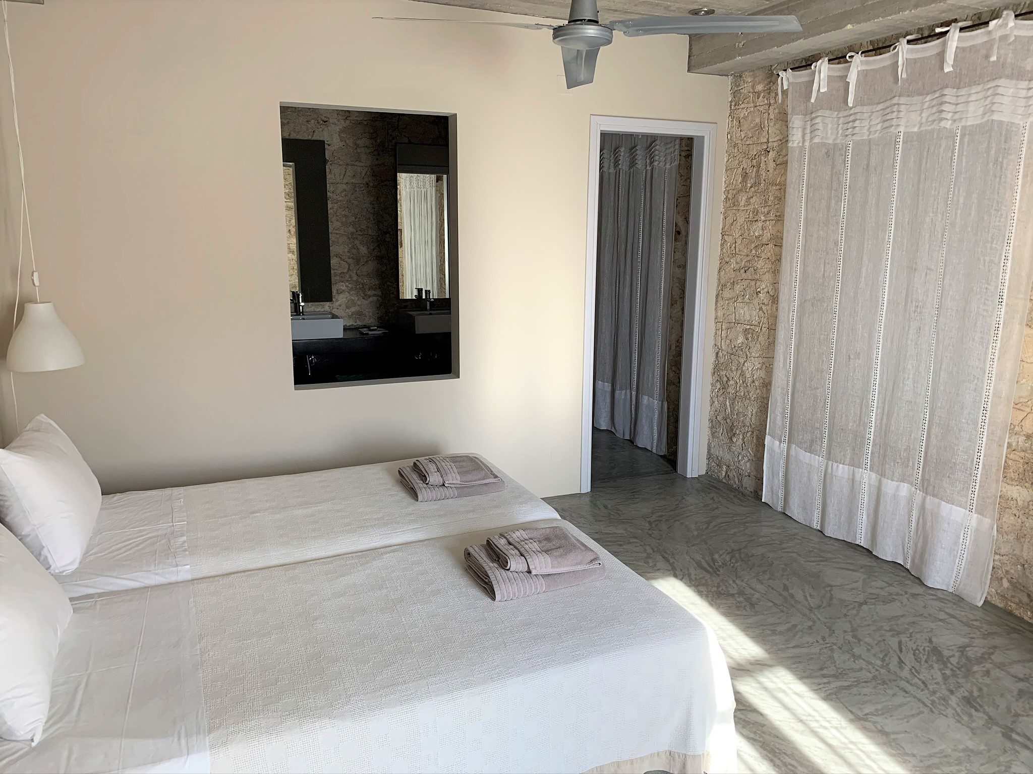 Bedroom with en-suite bathroom at Villa Kalos for rent, Ithaca Greece Lahos