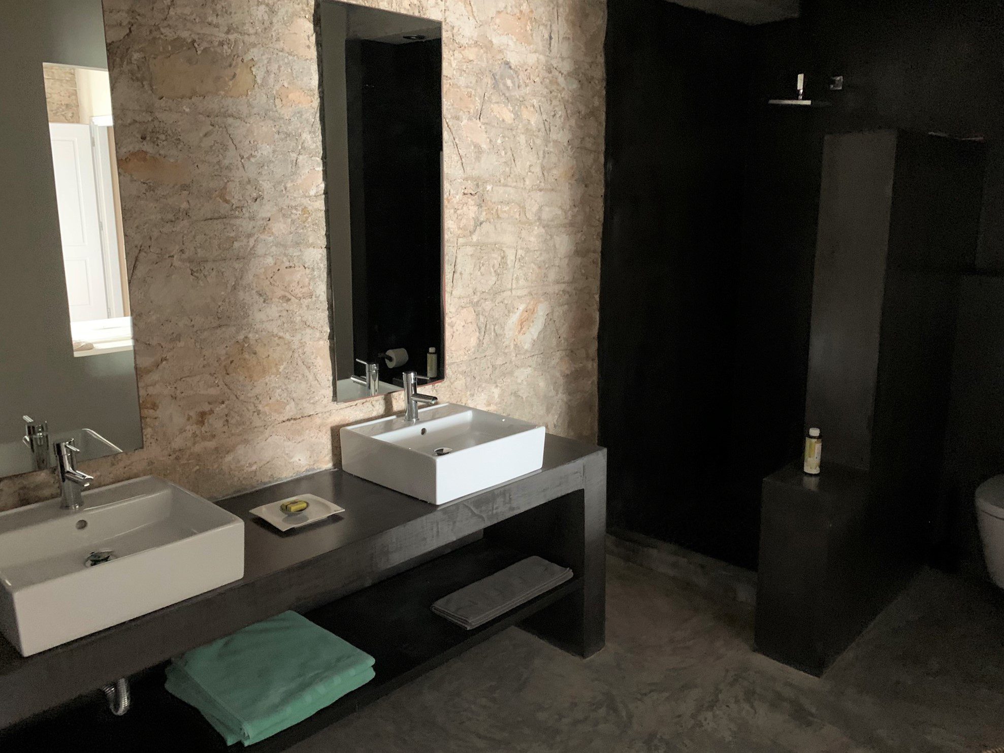 Bedroom with en-suite bathroom at Villa Kalos for rent, Ithaca Greece Lahos
