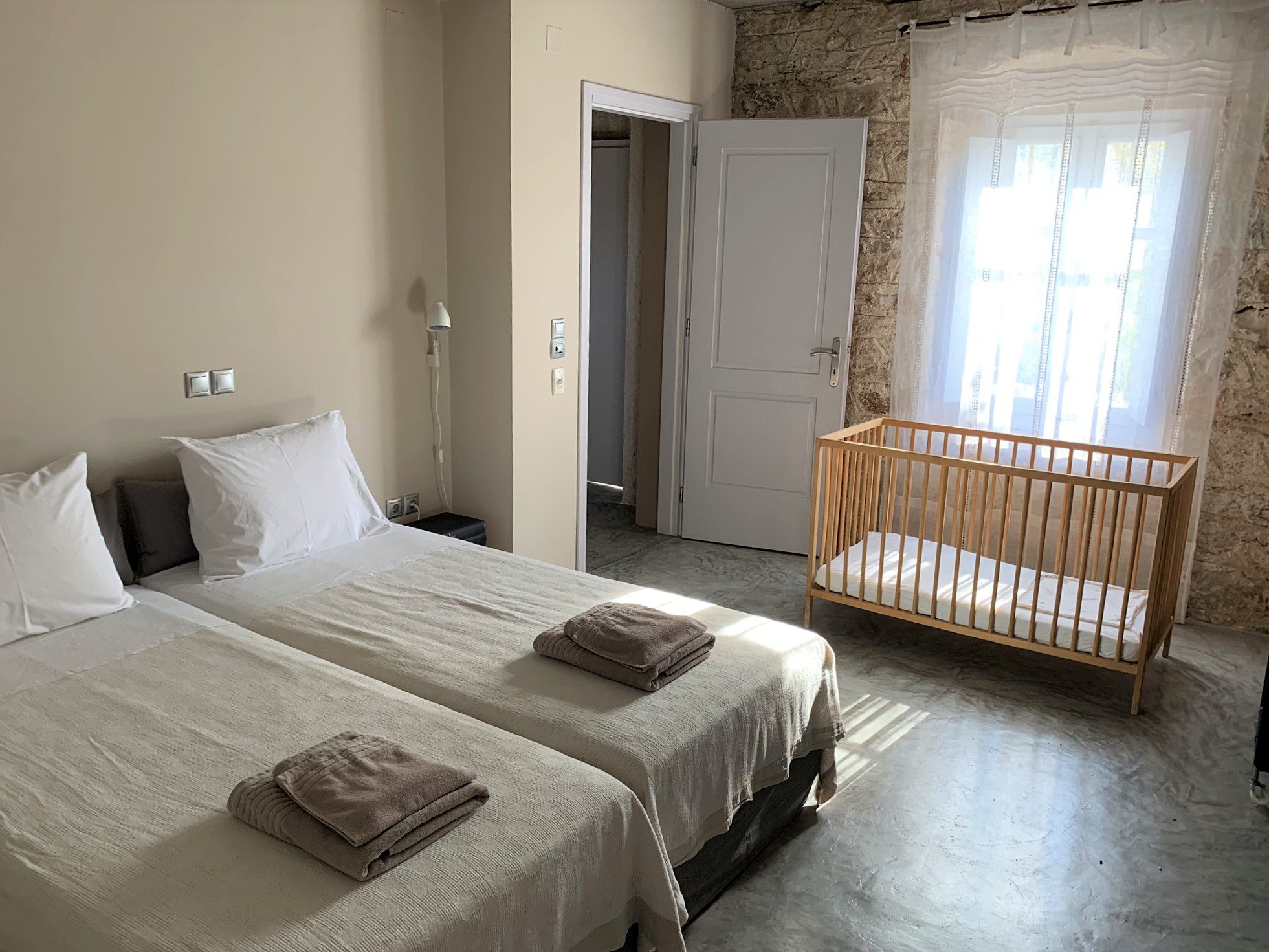 Bedroom with en-suite bathroom at Villa Kalos for rent, Ithaca Greece Lahos
