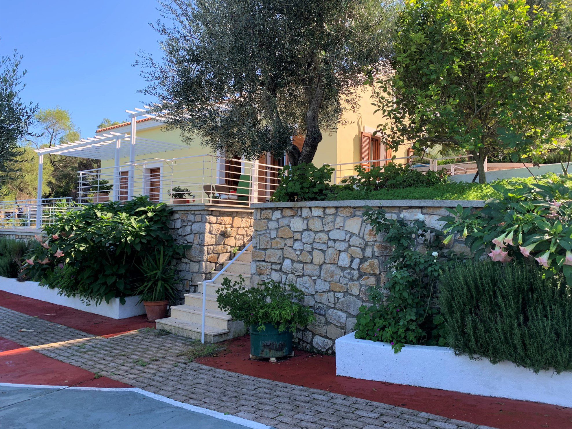 Εξωτερική πρόσοψη και κήπος εξοχικής κατοικίας προς ενοικίαση στην Ιθάκα, Φρίκες