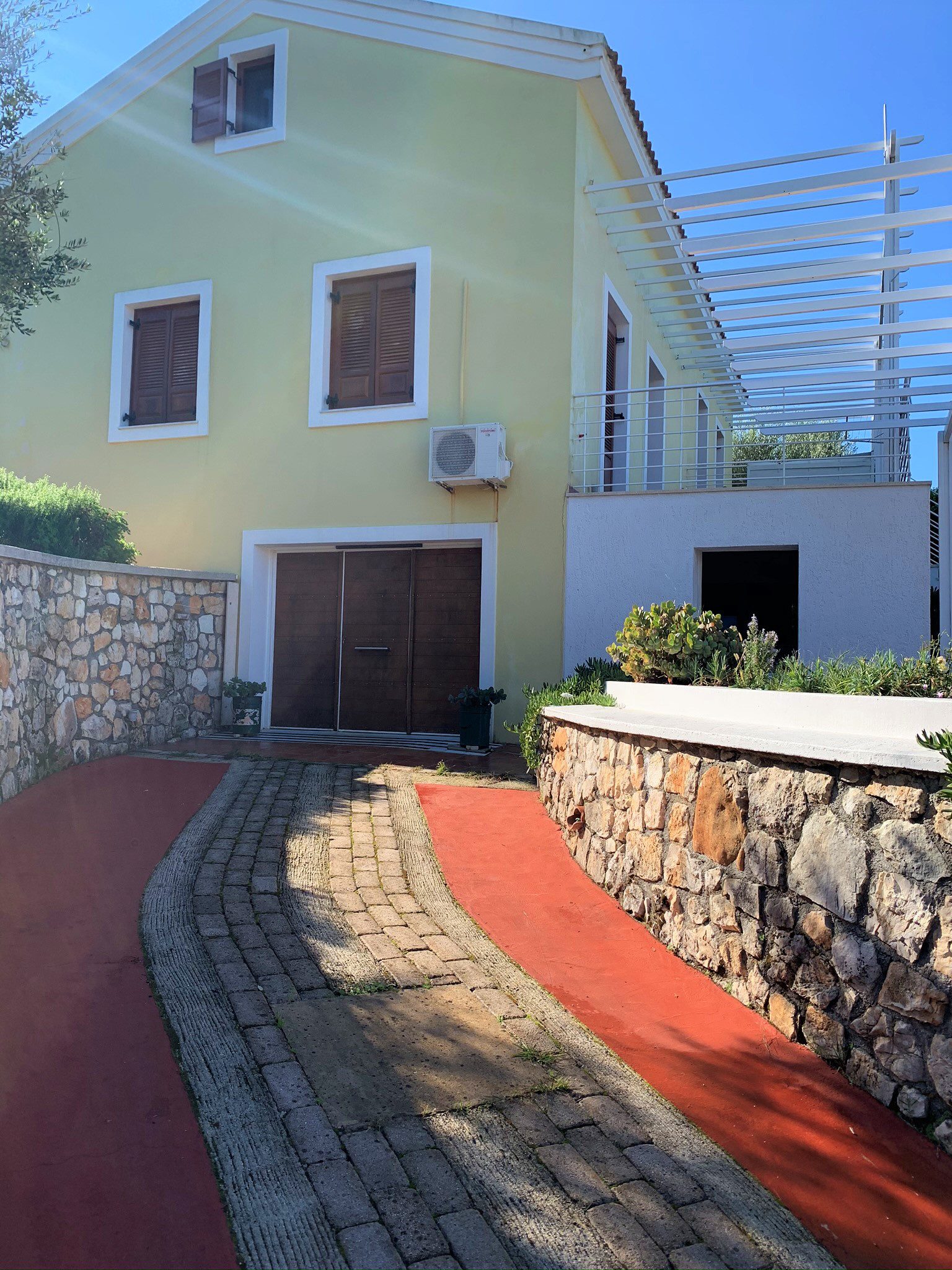Εξωτερική πρόσοψη και κήπος εξοχικής κατοικίας προς ενοικίαση στην Ιθάκα, Φρίκες