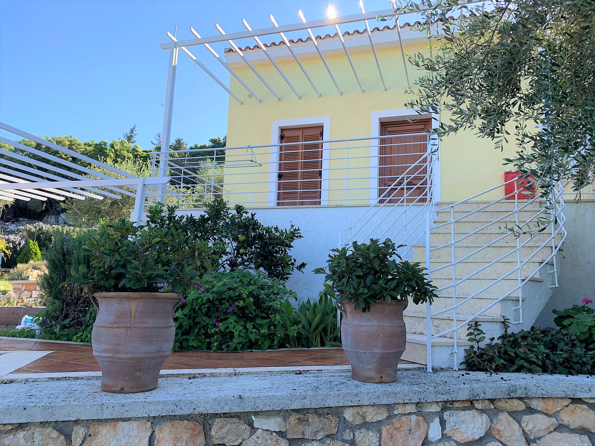 Εξωτερική πρόσοψη και κήπος εξοχικής κατοικίας προς ενοικίαση στην Ιθάκα, Φρίκες