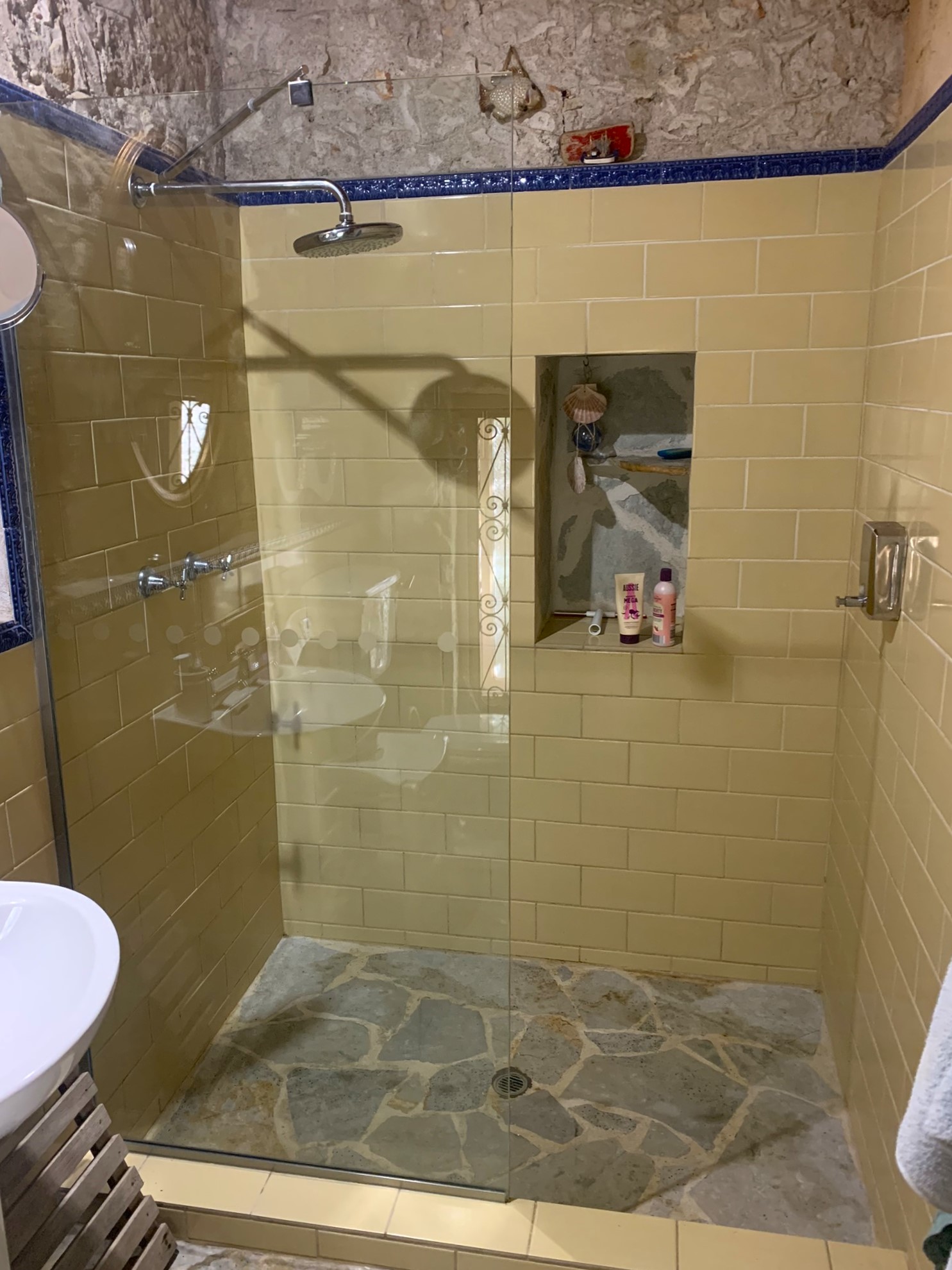 Bathroom of house for sale in Ithaca Greece, Lahos