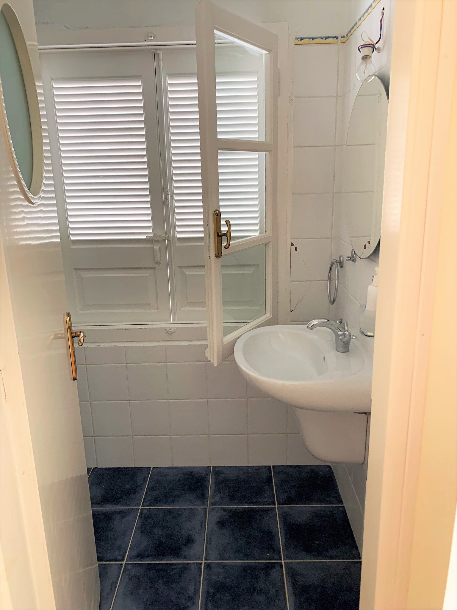 Bathroom of studio below house for sale Ithaca Greece, Aetos