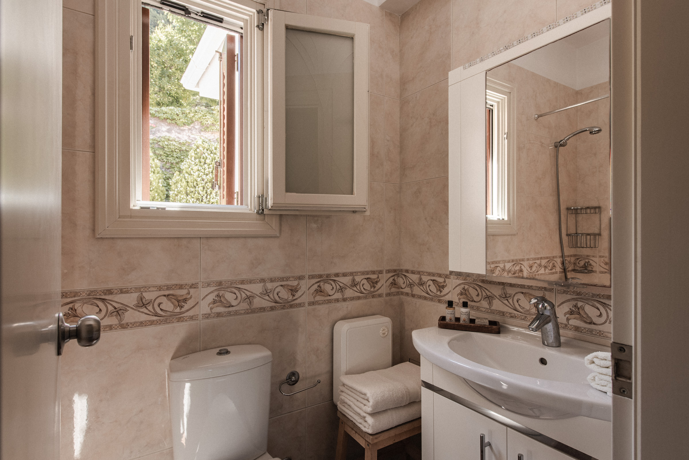 Bathroom of villa for rent on Ithaca Greece, Stavros