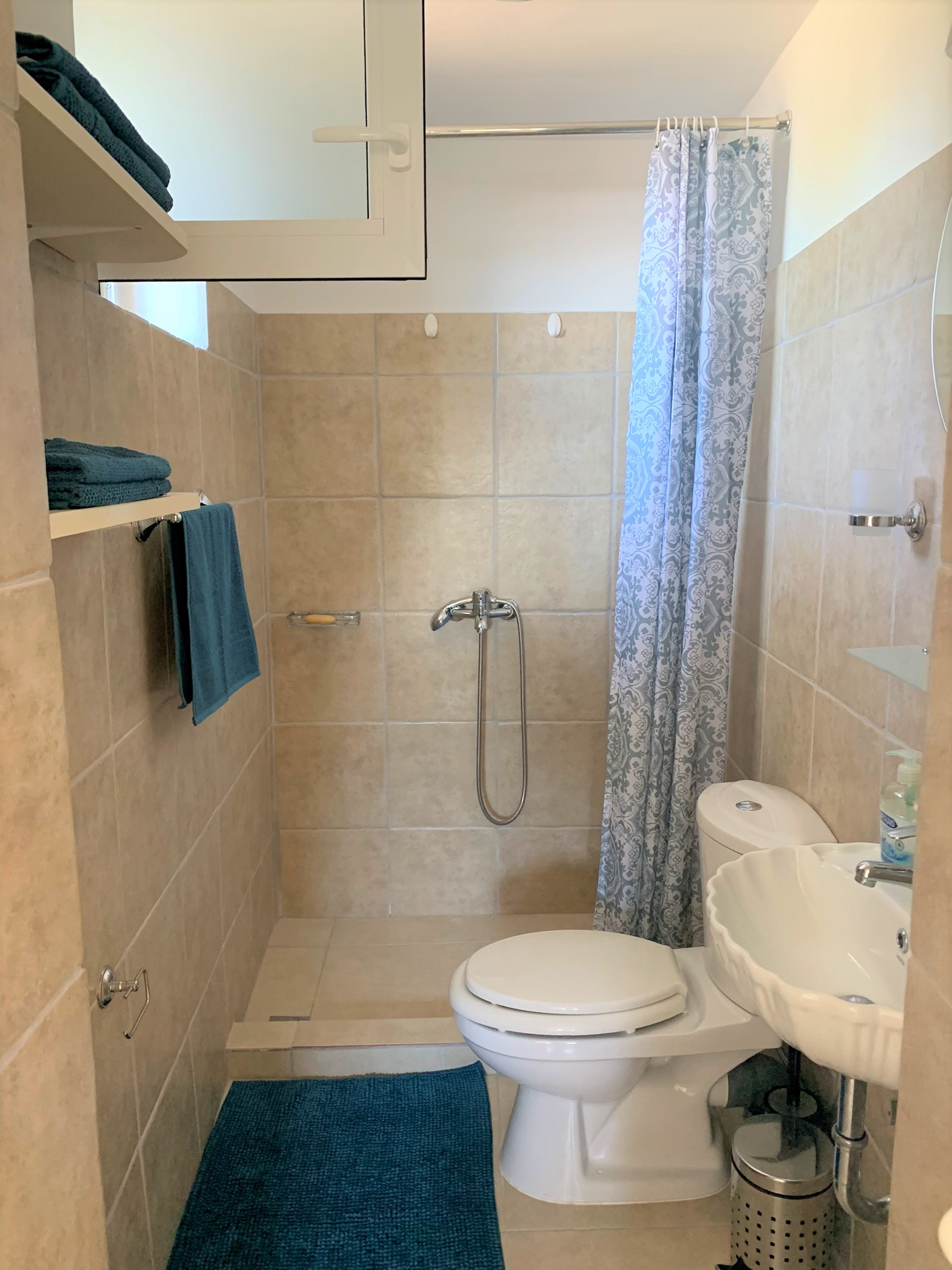 Bathroom of house for rent on Ithaca Greece, Lefki