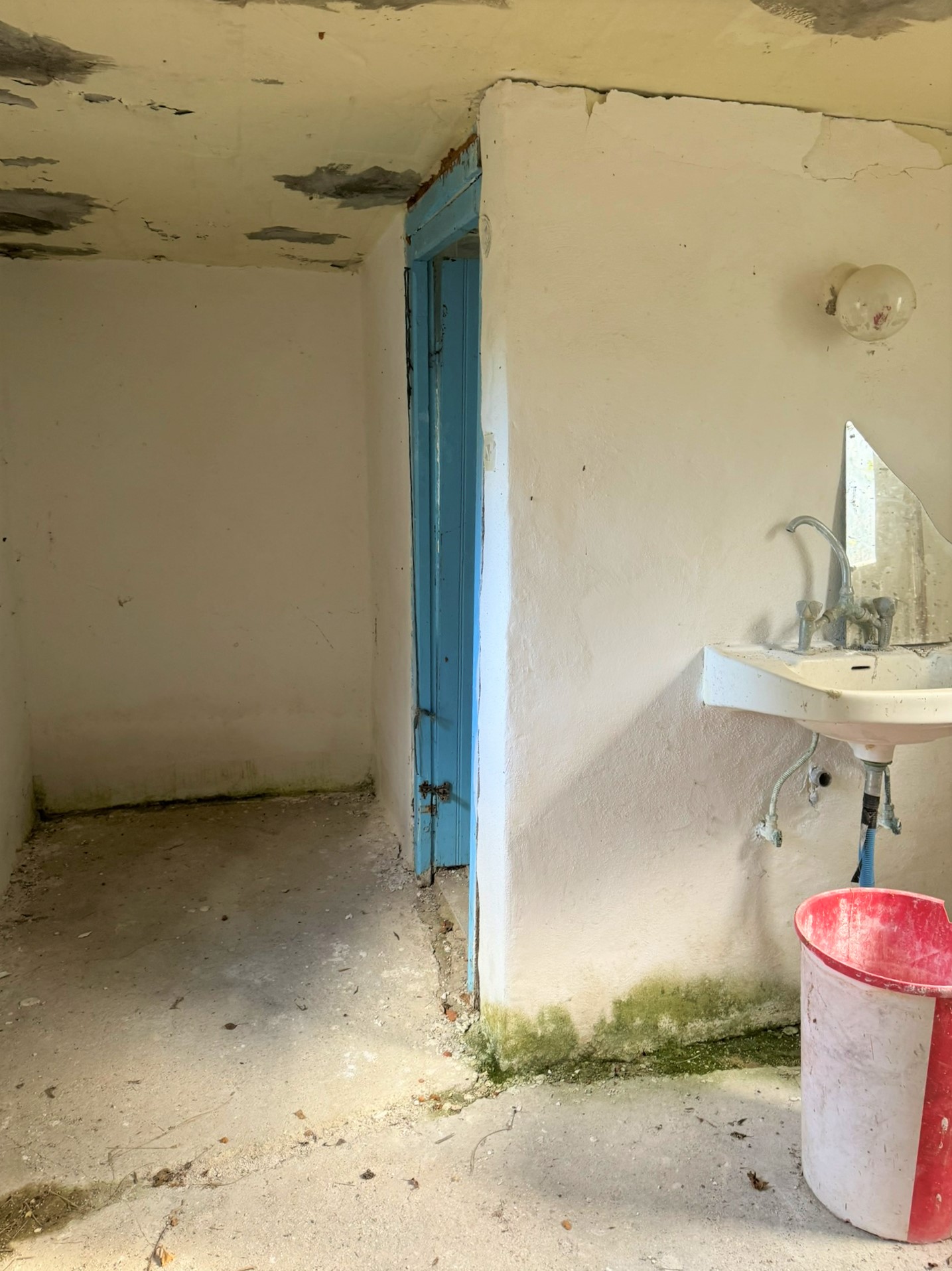 Bathroom of house for sale in Ithaca Greece, Platrithya
